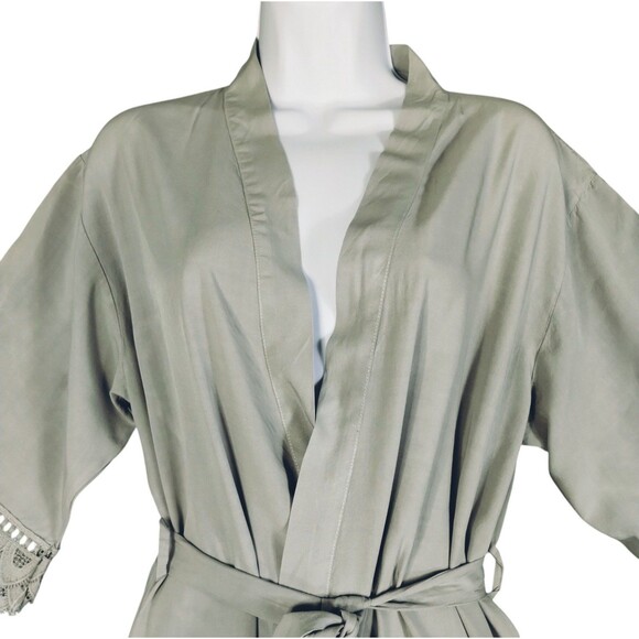 Robe Women's Wrap Belted 3/4 Sleeve Wide Lace Trim Opaque Wrap Grey Pewter Knee - Picture 2 of 10